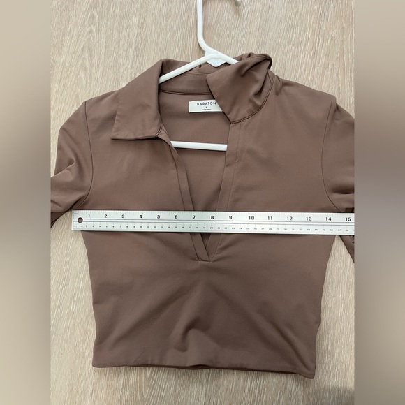 Aritzia Babaton Brown Contour Polo Long Sleeve Crop Top Low Cut - Picture 4 of 5